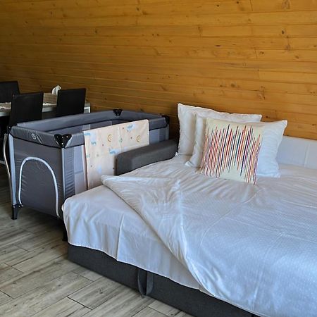 Casutele De Sub Padure Hotel Avrig Bagian luar foto