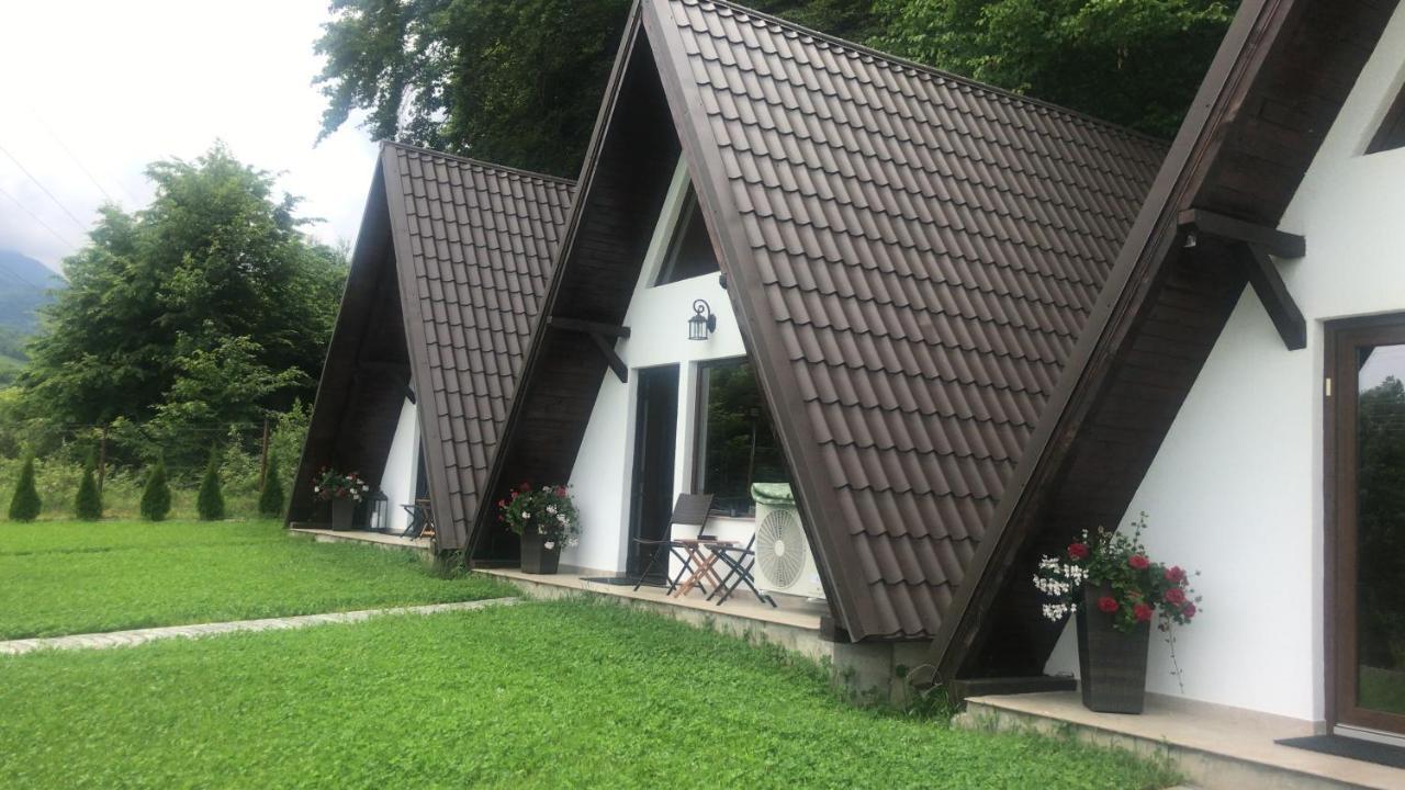 Casutele De Sub Padure Hotel Avrig Bagian luar foto