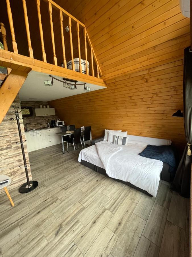 Casutele De Sub Padure Hotel Avrig Bagian luar foto