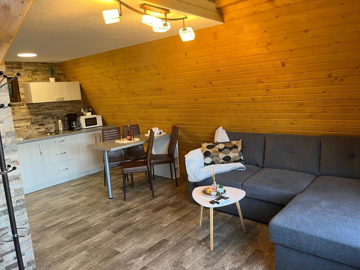 Casutele De Sub Padure Hotel Avrig Bagian luar foto